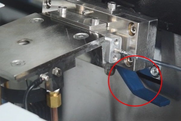 清洗透鏡拿出來前，一定要關閉球閥，否則造成真空倒吸