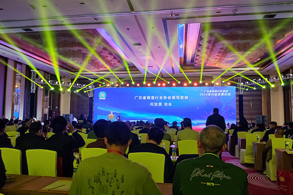 年會(huì)現(xiàn)場(chǎng) 聆聽專家報(bào)告